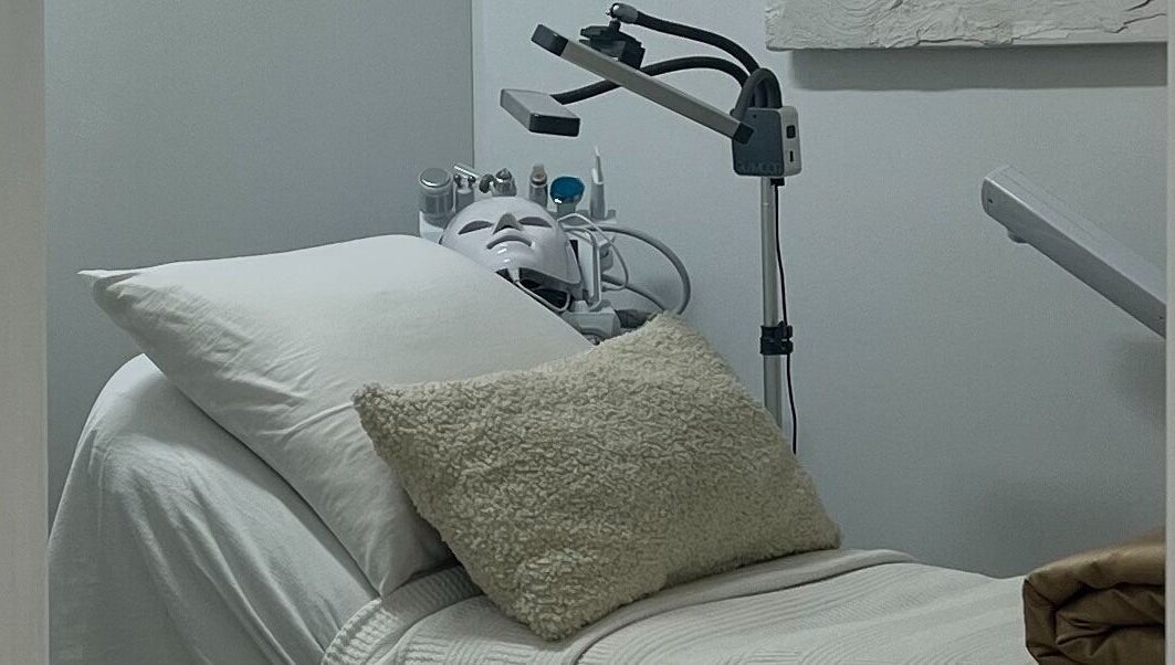 Cozy spa bed at Palm in Montréal, Québec, CA, featuring advanced facial equipment.