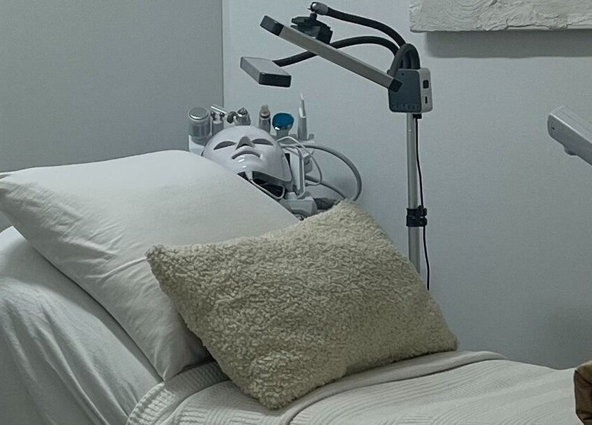 Cozy spa bed at Palm in Montréal, Québec, CA, featuring advanced facial equipment.