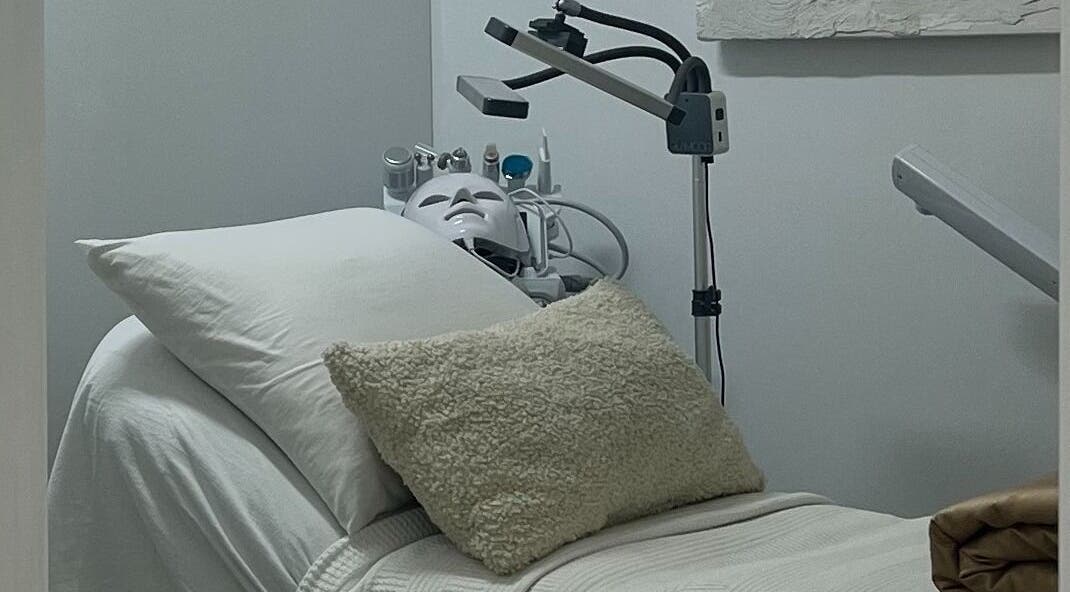 Cozy spa bed at Palm in Montréal, Québec, CA, featuring advanced facial equipment.