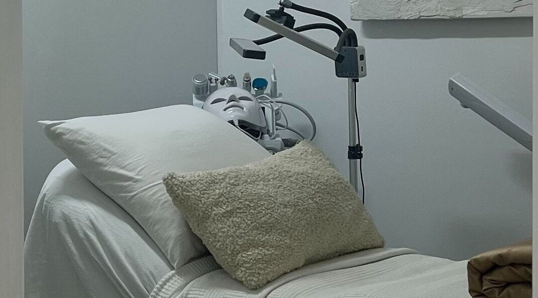 Cozy spa bed at Palm in Montréal, Québec, CA, featuring advanced facial equipment.