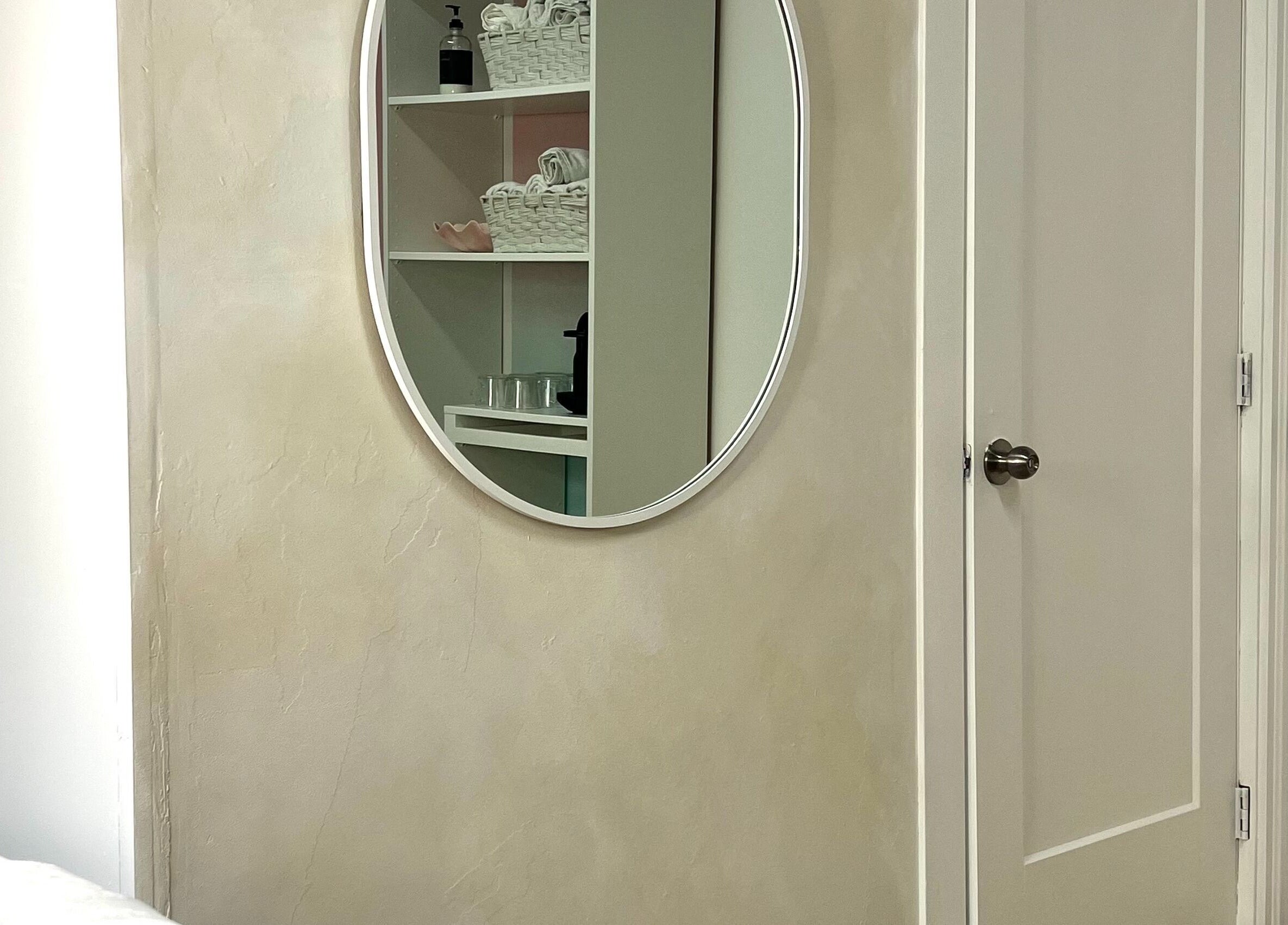 Elegant mirror in Palm wellness venue, capturing minimalist decor in Montréal, Québec, CA.