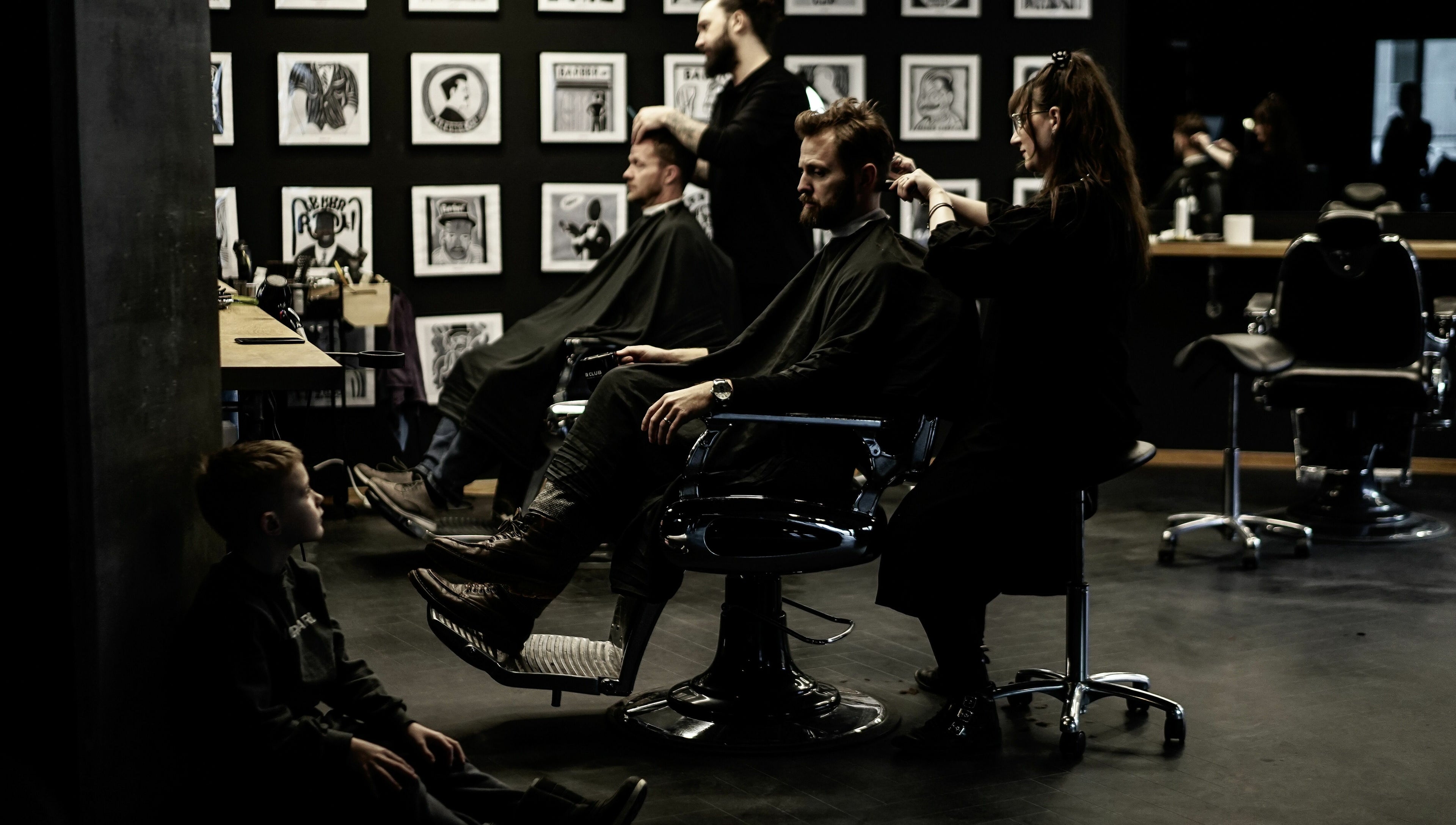 Moderne frisurer på Barber Club i Aalborg, DK, med trendy indretning og stilfulde kunder.