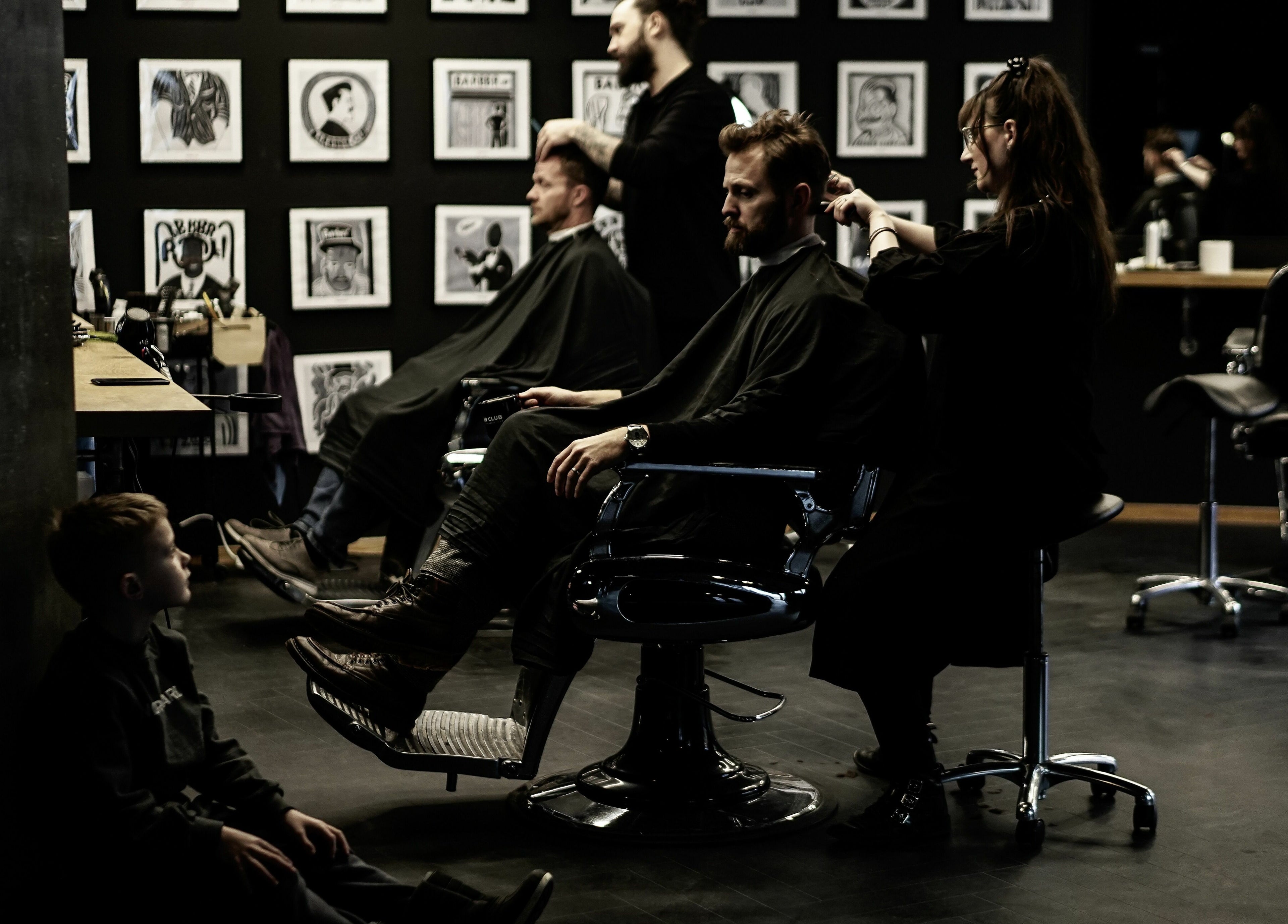 Moderne frisurer på Barber Club i Aalborg, DK, med trendy indretning og stilfulde kunder.