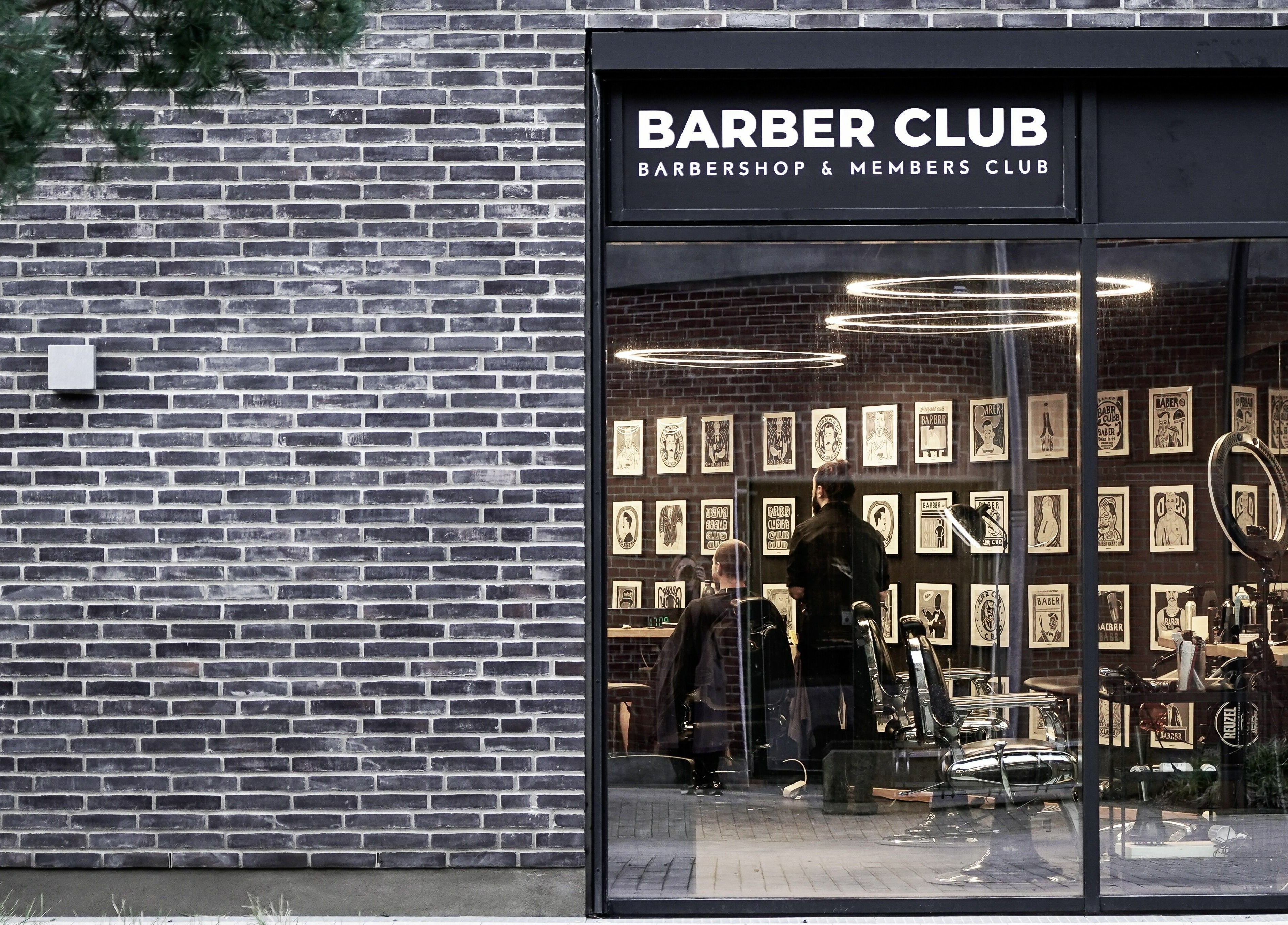 Barber Club i Aalborg, DK set udefra med moderne indretning og stilfuldt design.