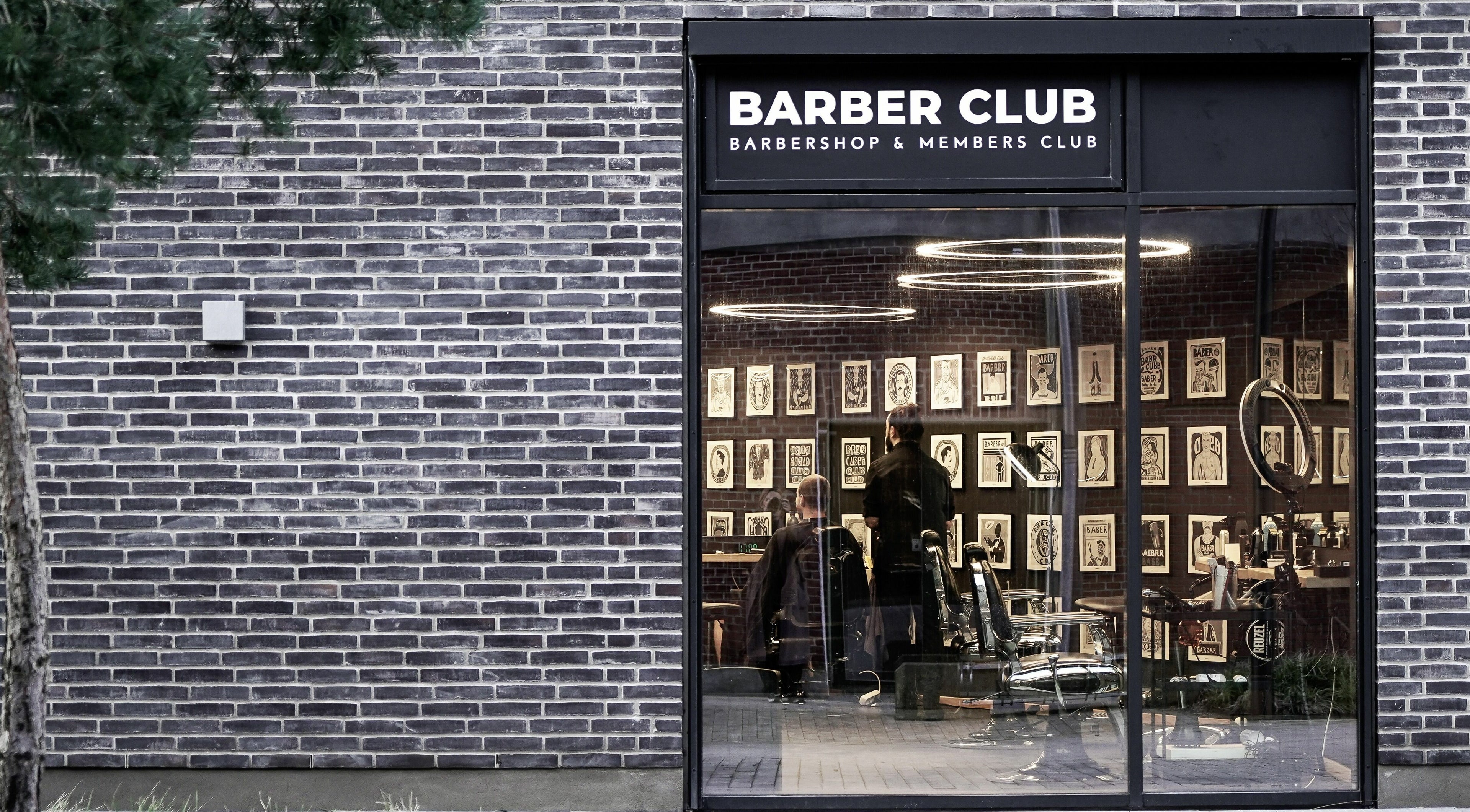 Barber Club i Aalborg, DK set udefra med moderne indretning og stilfuldt design.