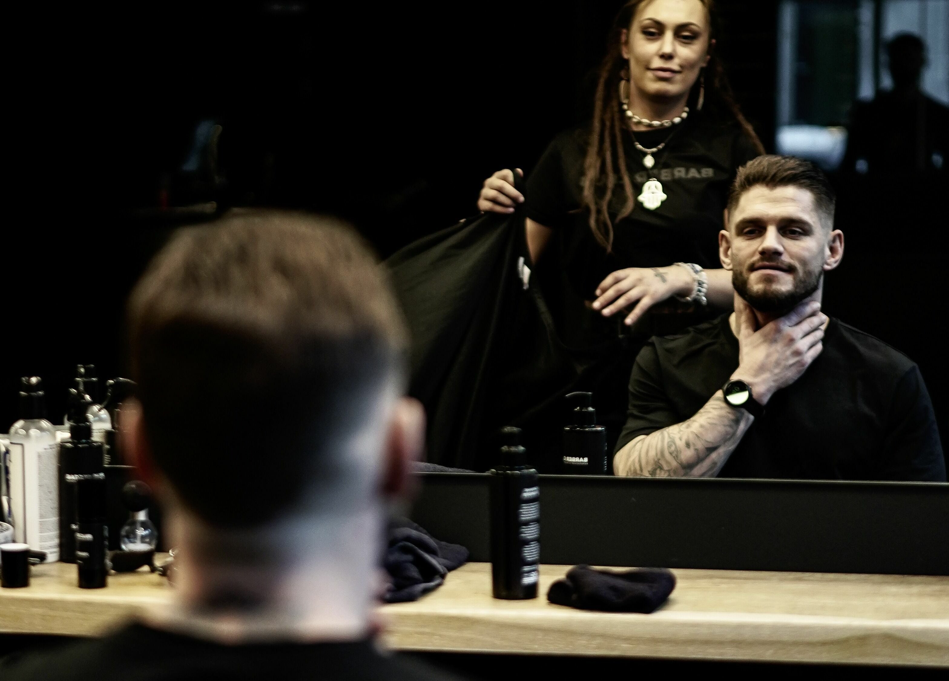 Mand får professionel grooming hos Barber Club, Aalborg, DK.