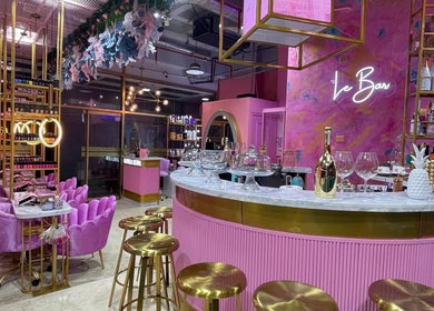 Elegante interior rosado de Gaby Beauty Bar en Caracas, Miranda, VE con sillas y barra de mármol.