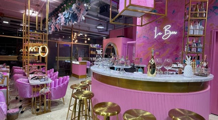 Elegante interior rosado de Gaby Beauty Bar en Caracas, Miranda, VE con sillas y barra de mármol.