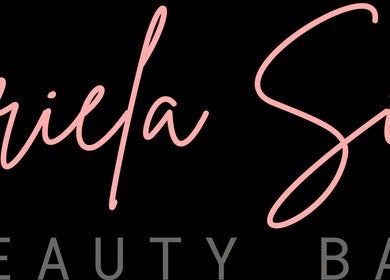 Logo elegante de Gaby Beauty Bar en Caracas, Miranda, VE, con tipografía estilizada en color rosa.