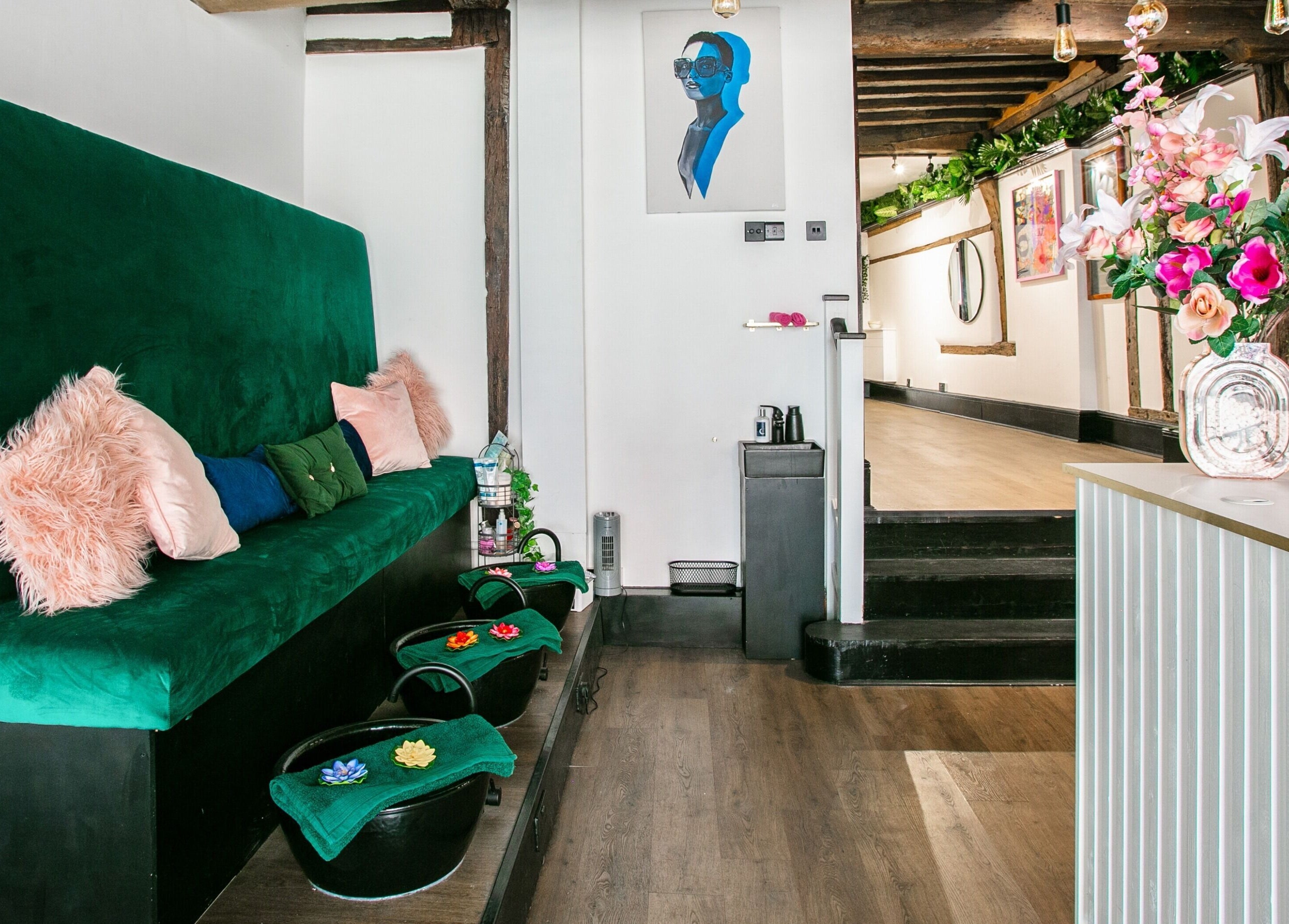 Elegant seating area with green velvet and plush decor at Forfacesakeuk, HIGH WYCOMBE, England, GB.