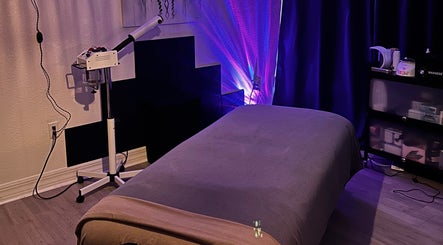 Neblibana's tranquil treatment room in Mulberry, Florida, US, featuring a massage bed and ambient lighting.