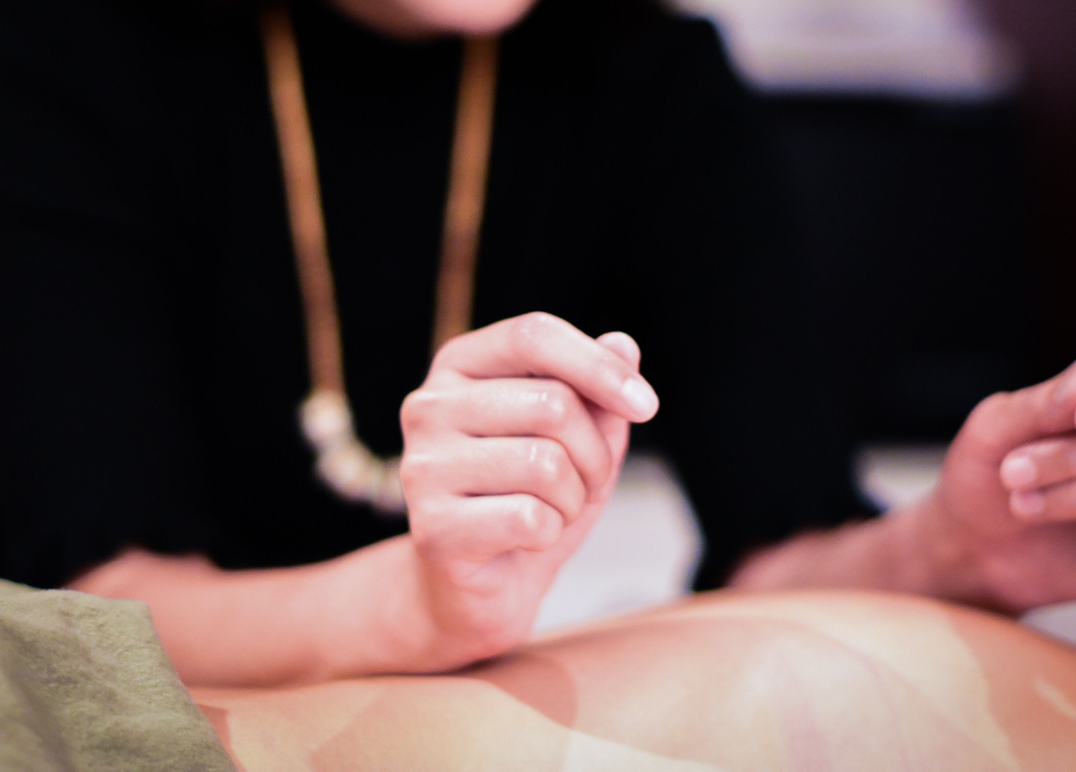Relaxing massage at Neblibana, Mulberry, Florida, US, showcasing calm and skilled hands.