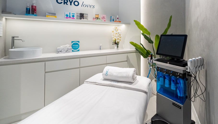 °CRYO Dubai Hills Mall treatment room in Dubai, AE featuring a modern and serene setup with treatment equipment.