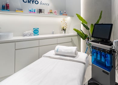°CRYO Dubai Hills Mall treatment room in Dubai, AE featuring a modern and serene setup with treatment equipment.