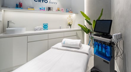 °CRYO Dubai Hills Mall treatment room in Dubai, AE featuring a modern and serene setup with treatment equipment.