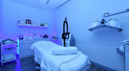 Inviting treatment room at °CRYO Dubai Emirates Towers, دبي, دبي, AE, featuring advanced wellness equipment.