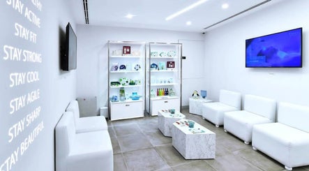 Modern lounge at °CRYO Dubai Emirates Towers, featuring white sofas and display shelves, دبي, دبي, AE.