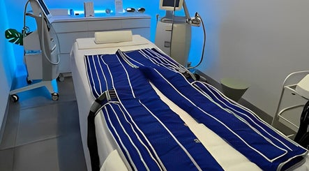 Relaxing treatment room at °CRYO Dubai Emirates Towers, دبي, دبي, AE, featuring modern cryotherapy equipment.