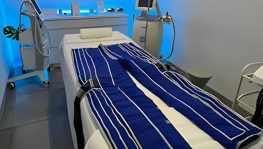 Therapy room at °CRYO Dubai Emirates Towers, دبي, دبي, AE with modern equipment and calming blue light.