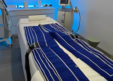 Therapy room at °CRYO Dubai Emirates Towers, دبي, دبي, AE with modern equipment and calming blue light.