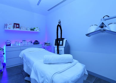 Chic treatment room at °CRYO Dubai Emirates Towers, دبي, دبي, AE, featuring advanced cryotherapy equipment.