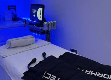 Relaxing therapy room at °CRYO Dubai Emirates Towers, دبي, دبي, AE with modern equipment and soft lighting.