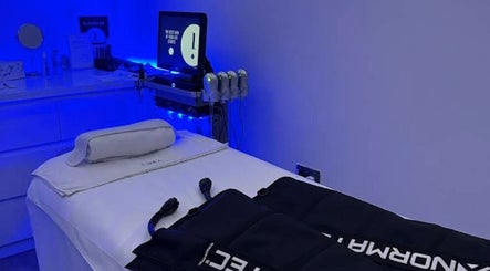 Relaxing therapy room at °CRYO Dubai Emirates Towers, دبي, دبي, AE with modern equipment and soft lighting.