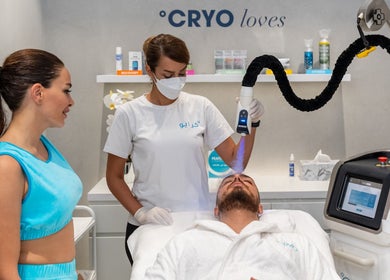 °CRYO Dubai Emirates Towers therapist performing cryotherapy on a client in دبي, دبي, AE.