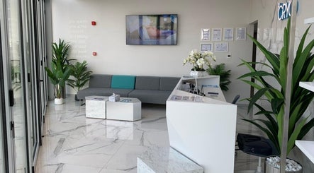 Modern reception area at °CRYO Abu Dhabi Mamsha Al Saadiyat, Abu Dhabi, featuring sleek decor and greenery.