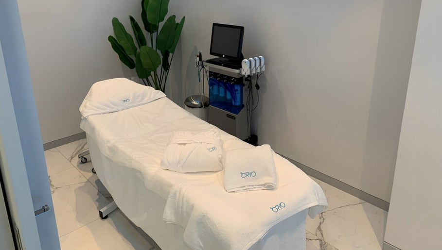 Treatment room at °CRYO Abu Dhabi Mamsha Al Saadiyat, featuring a massage table and modern equipment. Abu Dhabi, AE.
