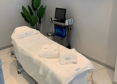 Treatment room at °CRYO Abu Dhabi Mamsha Al Saadiyat, featuring a massage table and modern equipment. Abu Dhabi, AE.