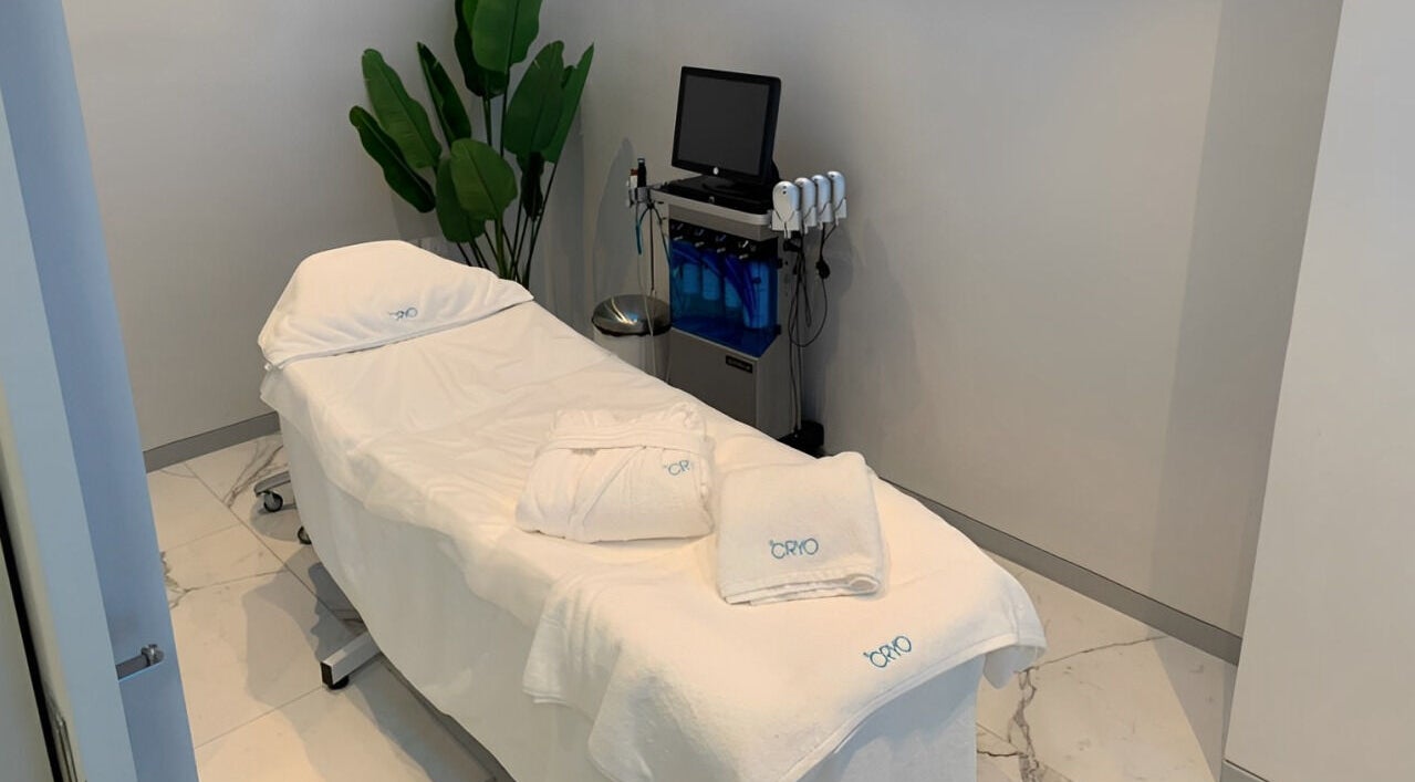 Treatment room at °CRYO Abu Dhabi Mamsha Al Saadiyat, featuring a massage table and modern equipment. Abu Dhabi, AE.