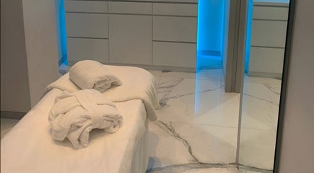 Luxurious treatment room at °CRYO Abu Dhabi Mamsha Al Saadiyat, Abu Dhabi, AE featuring plush linens.