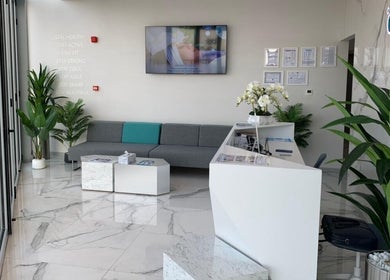 Elegant reception area at °CRYO Abu Dhabi Mamsha Al Saadiyat, Abu Dhabi, AE with modern decor and lush plants.