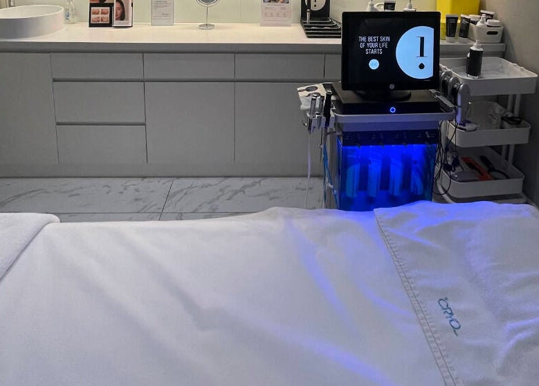 Modern treatment room at °CRYO Abu Dhabi Reem Mall, Abu Dhabi, AE, showcasing advanced skincare equipment and plush bed.