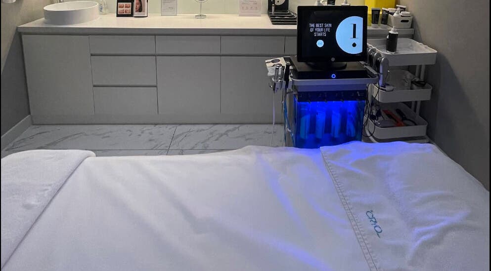 Modern treatment room at °CRYO Abu Dhabi Reem Mall, Abu Dhabi, AE, showcasing advanced skincare equipment and plush bed.