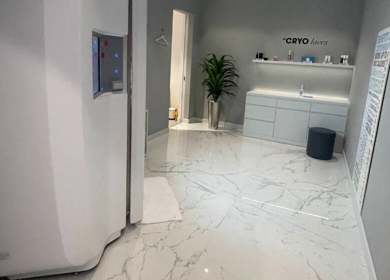 Modern cryotherapy room at °CRYO Abu Dhabi Reem Mall, Abu Dhabi, Abu Dhabi, AE with sleek decor and equipment.