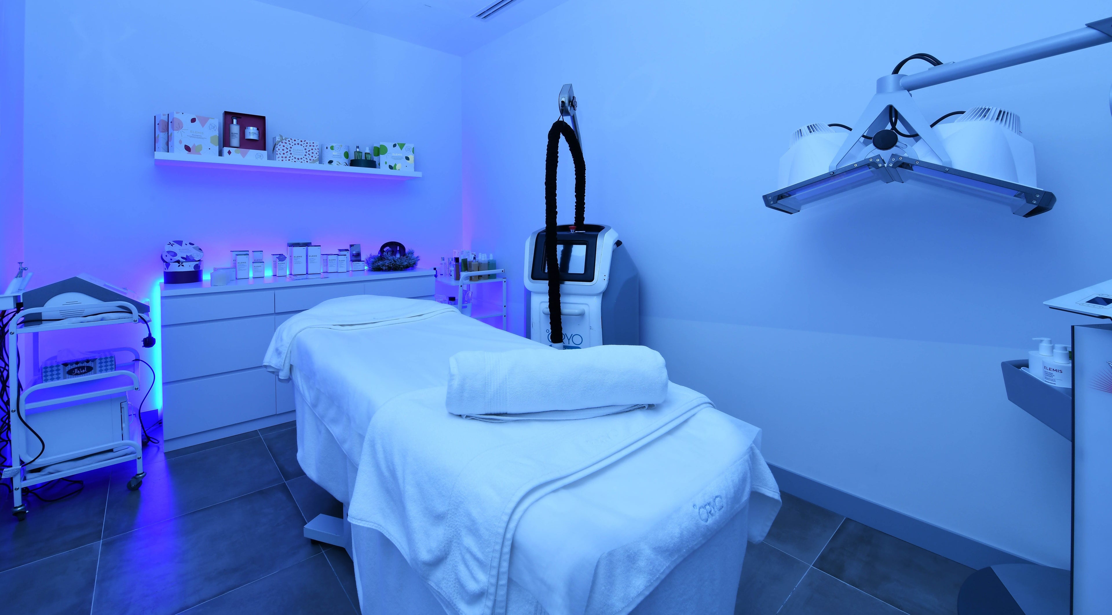 °CRYO Dubai Emirates Towers treatment room with advanced equipment in دبي, دبي, AE.