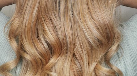 Chloe - Hair Comes The Hair Stylist – kuva 2