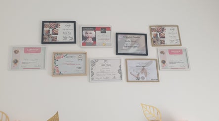 Certificats de Les Ongles D'Emilie à Guérande, Pays de la Loire, FR, affichés sur un mur.