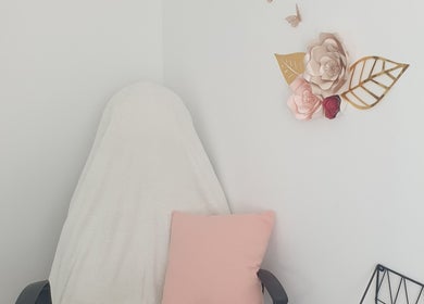 Fauteuil élégant avec coussin rose et décor floral mural à Les Ongles D'Emilie, Guérande, Pays de la Loire, FR