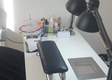 Poste de manucure équipé chez Les Ongles D'Emilie, Guérande, Pays de la Loire, FR, pour soins professionnels.