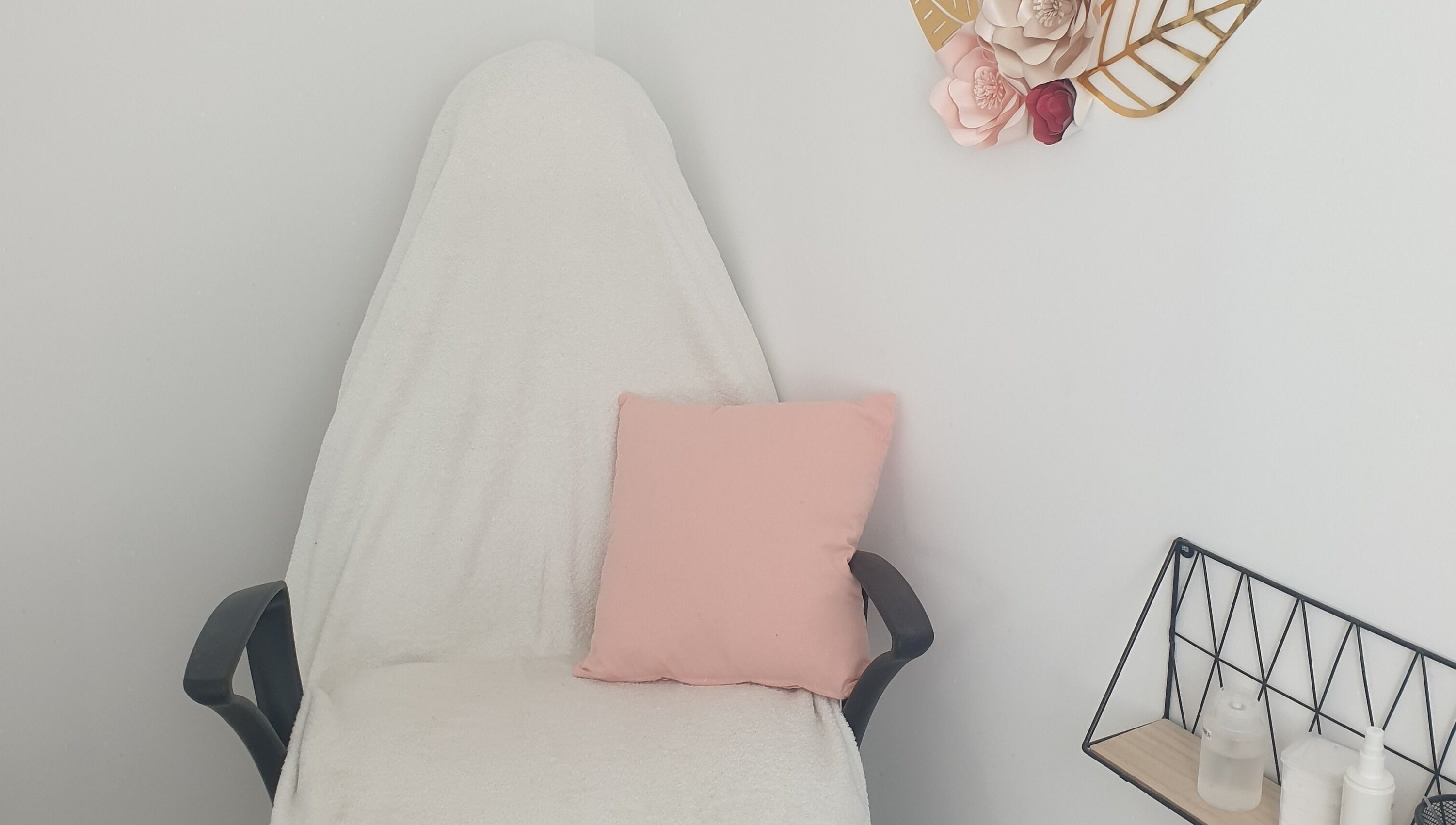 Espace relaxant chez Les Ongles D'Emilie à Guérande, Pays de la Loire, FR, avec fauteuil et déco apaisante.