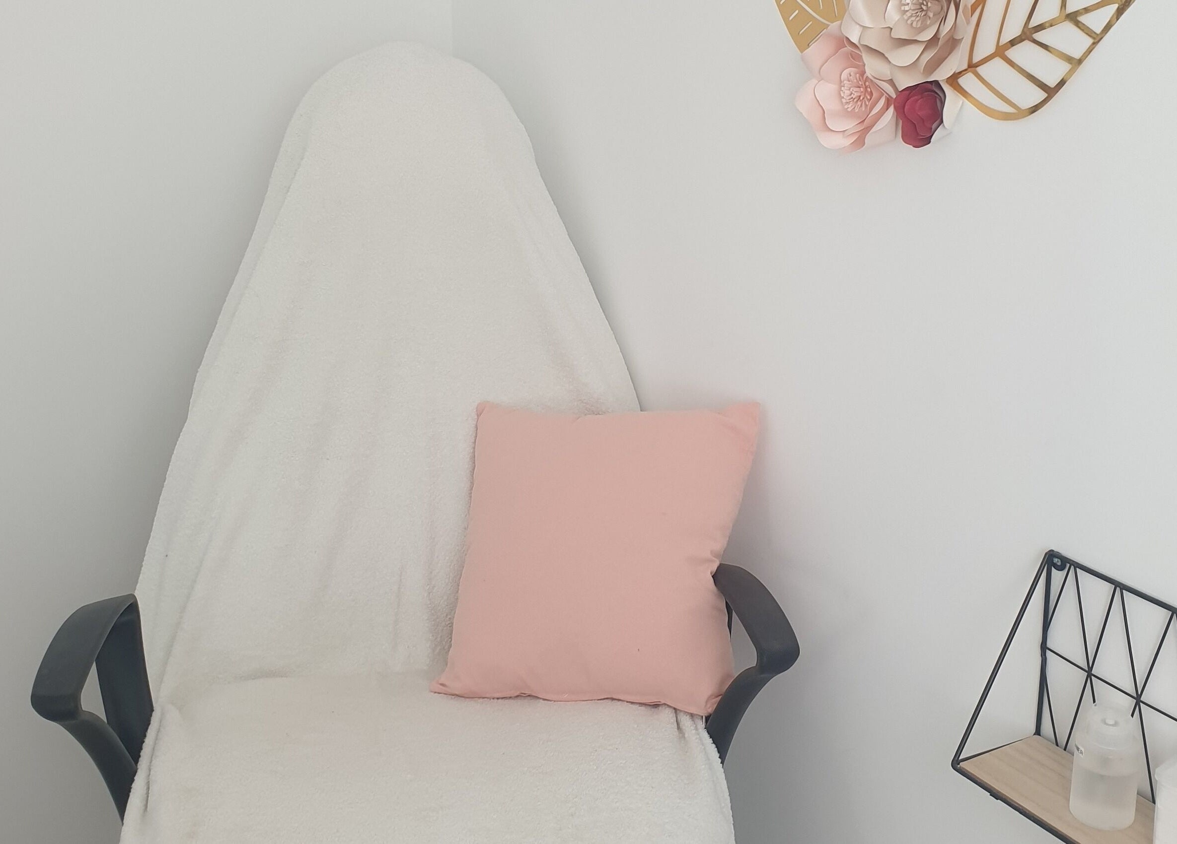 Espace relaxant chez Les Ongles D'Emilie à Guérande, Pays de la Loire, FR, avec fauteuil et déco apaisante.