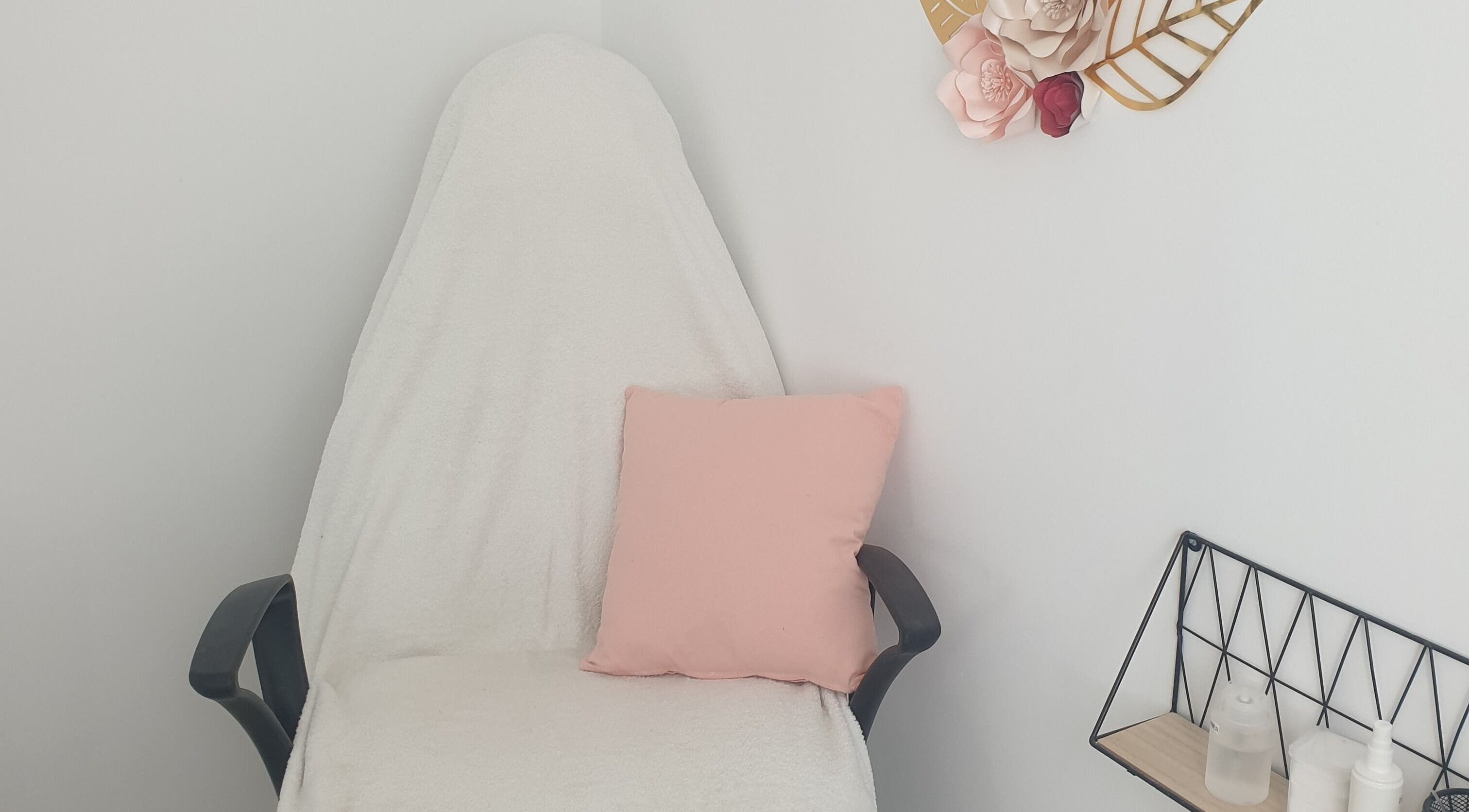 Espace relaxant chez Les Ongles D'Emilie à Guérande, Pays de la Loire, FR, avec fauteuil et déco apaisante.