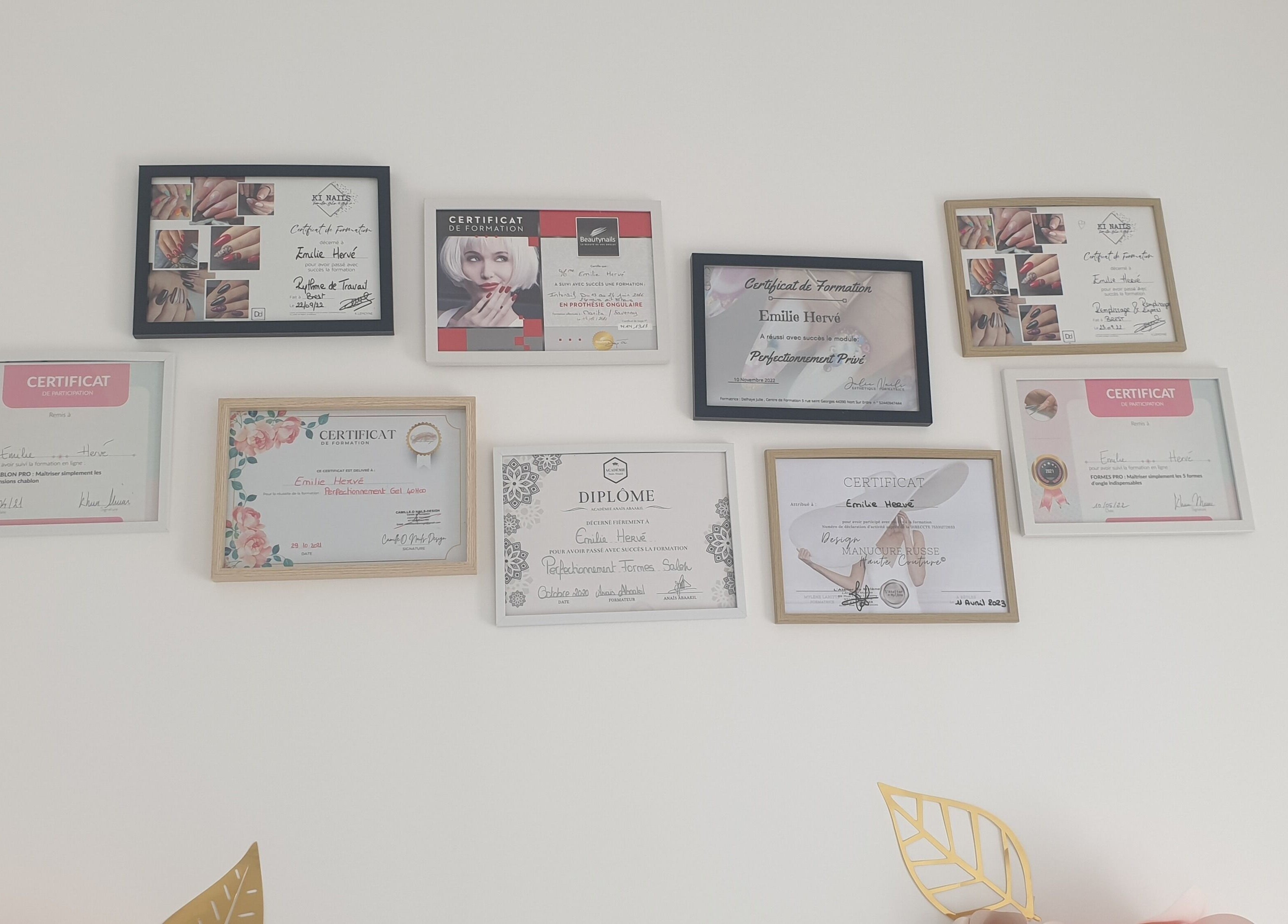 Certificats à Les Ongles D'Emilie, Guérande, Pays de la Loire, FR, illustrant des qualifications professionnelles.