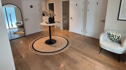 Elegant waiting area in Ayma Therapeutics, London, England, GB with modern decor and soft lighting.