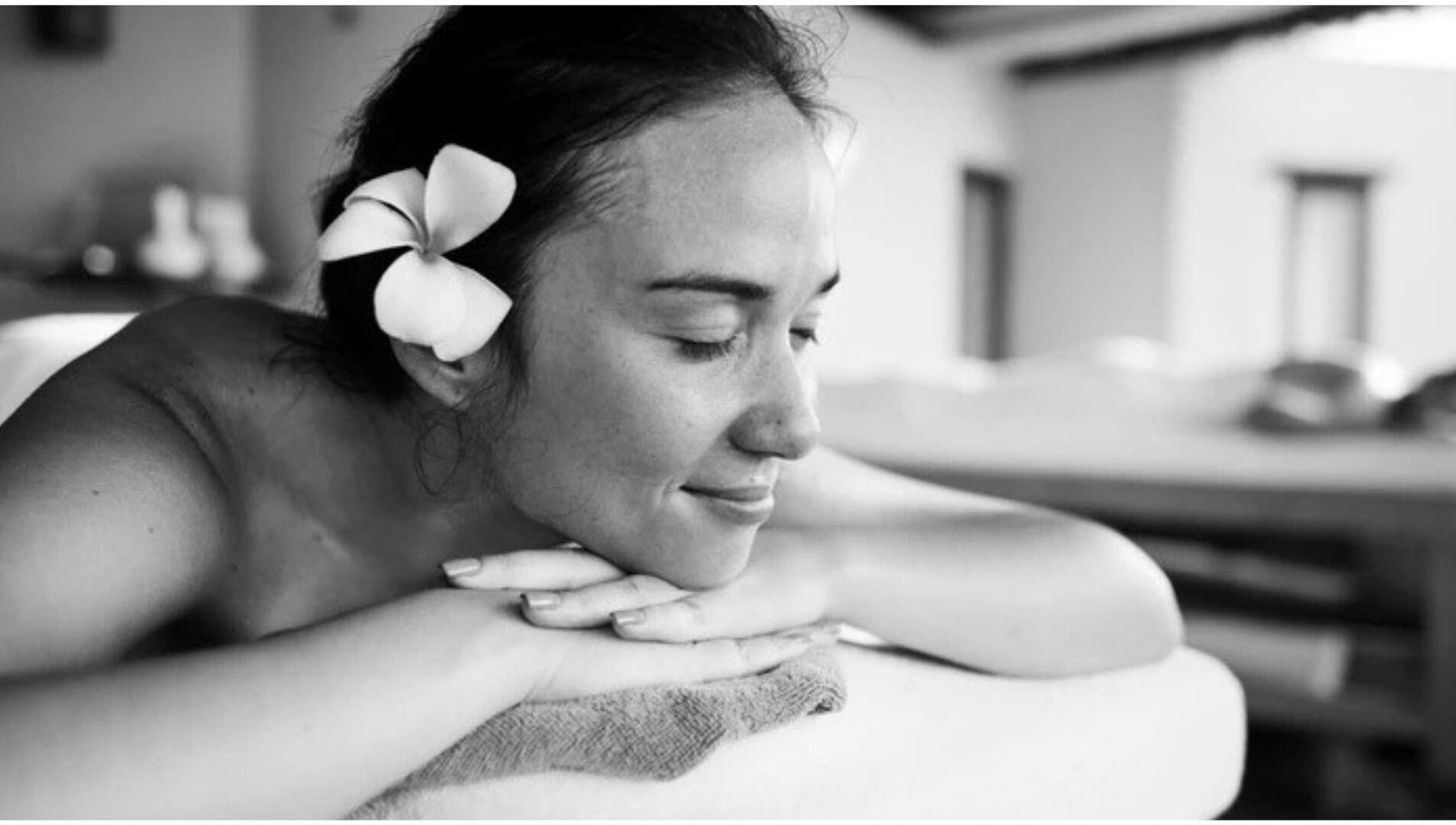 Femme apaisée avec fleur à K. Studio – Sports & Deep Tissue Massages Aix-en-Provence, Aix-en-Provence, Provence-Alpes-Côte d'Azur, FR.