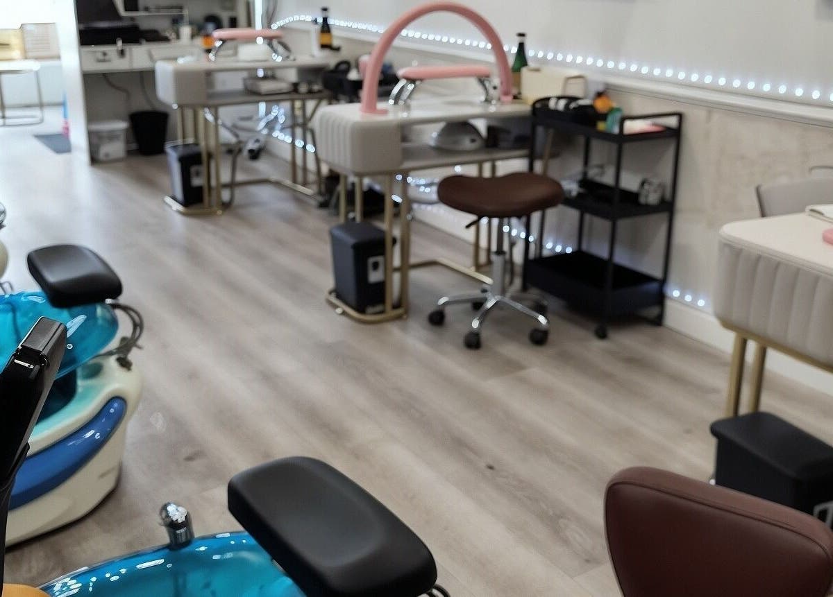 Chic nail stations at Top Q Nails(Henry Pro Nails) in Markham, Ontario, CA with modern decor and blue pedicure chairs.