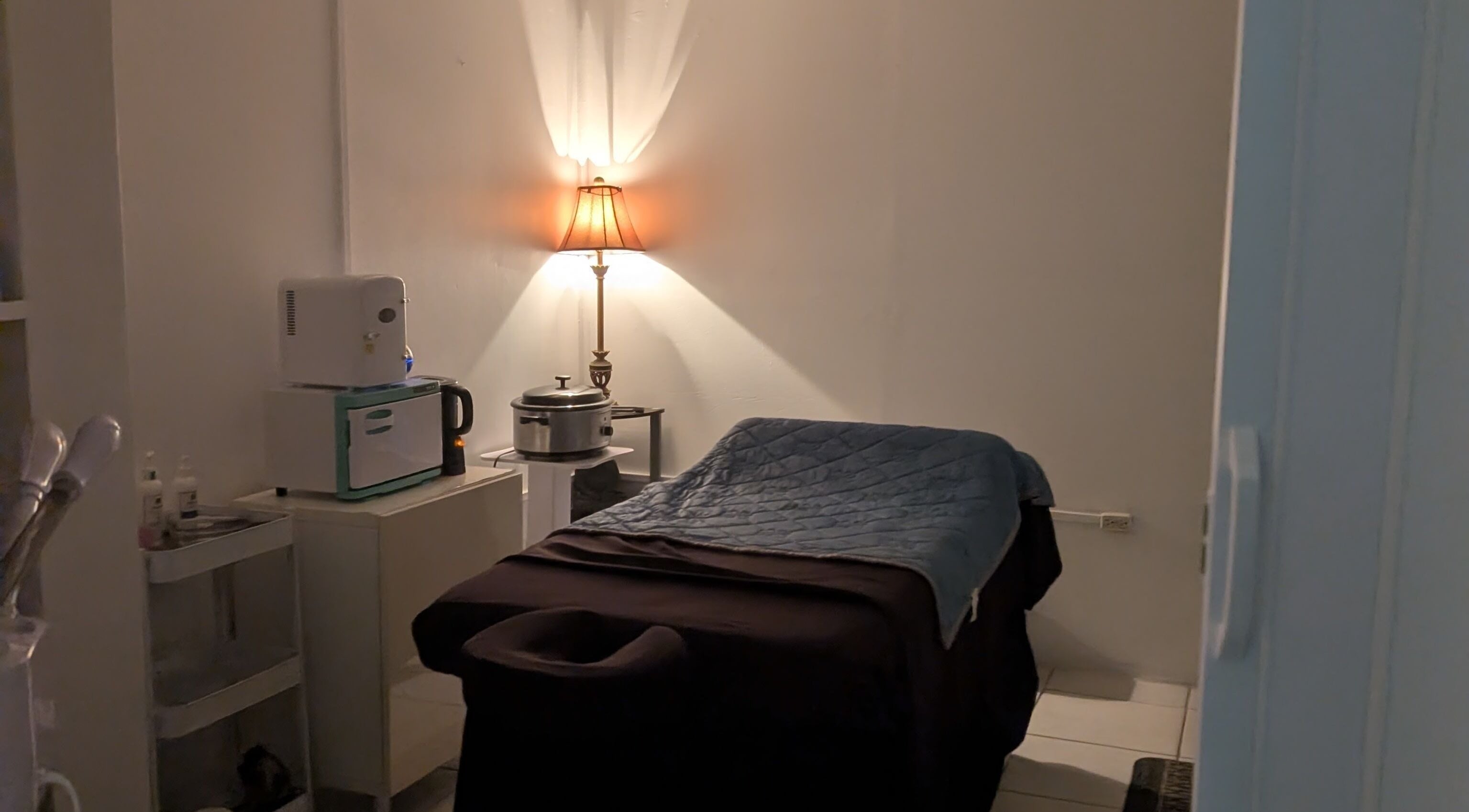 Calm treatment room at RenewU Total Body Care - Whitehall Road Main Road St.Michael, Saint Michael, Saint Michael, BB.